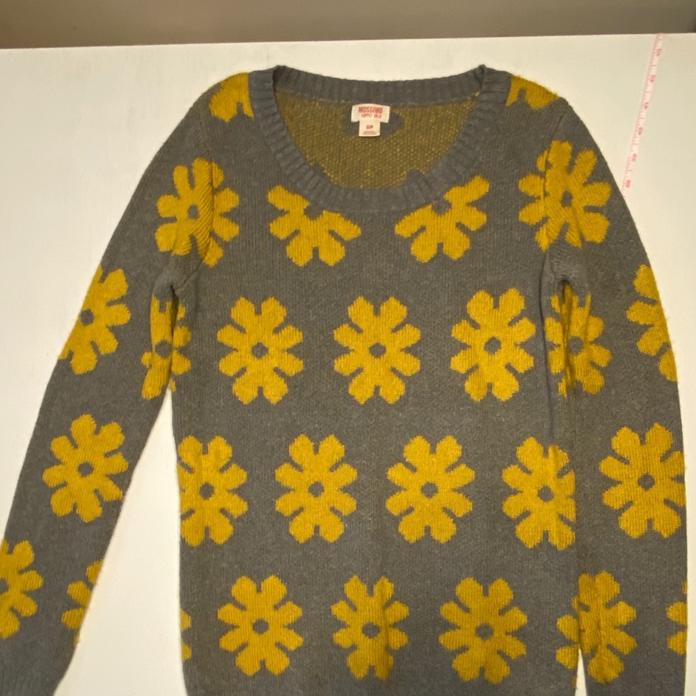 Mossimo Gray and Yellow pullover sweater